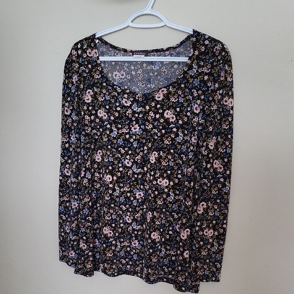 KIM&CO Chic Floral Top with Black Base – Elegant & Versatile
